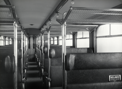 804898 Interieur van een diesel-electrisch treinstel DE 3 (serie 11-50) van de N.S.: compartiment 3e klasse.